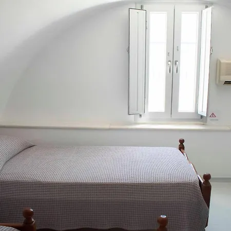 George 4* Karterados (Santorini)